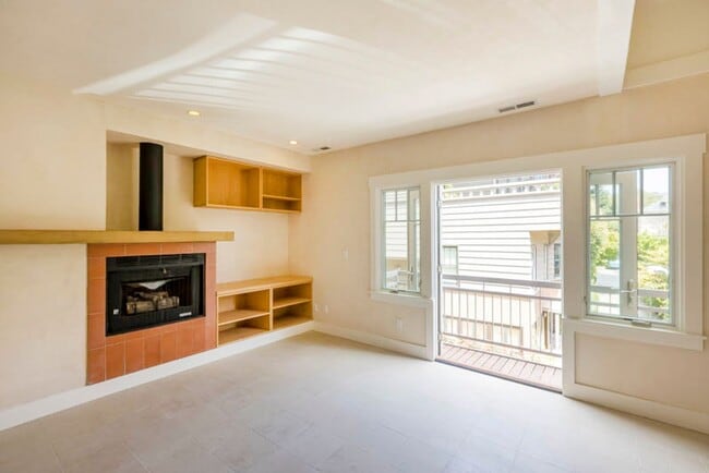 Building Photo - Balcony & Gas Fireplace: Sunny Apartment i... Unit 6449-B