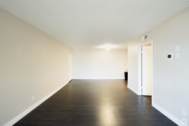 1BR 1BA - 751SF - Living Room