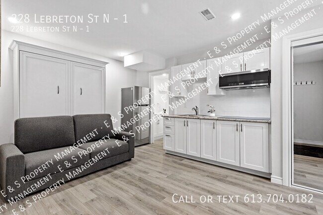 Building Photo - 228 Lebreton St N Unit 1