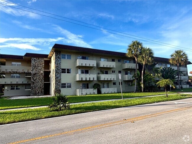 Building Photo - 7505 SW 82nd St Unit 318 Rental