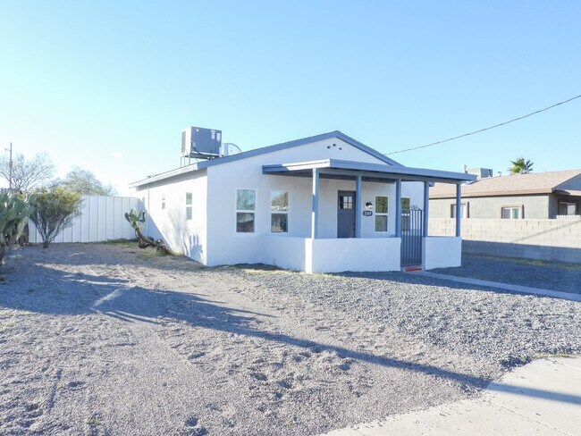 Photo - Close to Downtown 3 Bed 2 Bath with Fenced Backyard