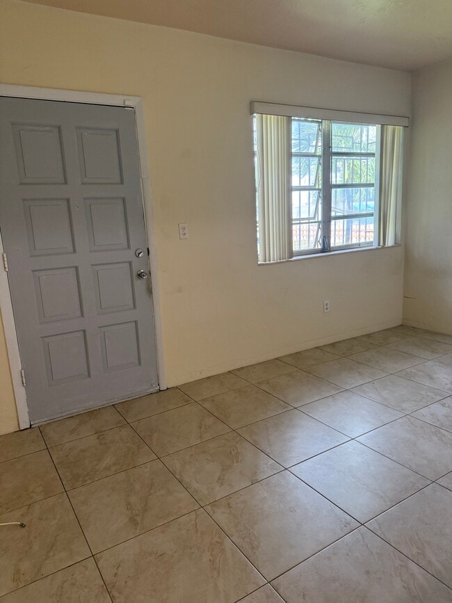 Living - 670 NE 132nd St Unit Beautiful 1-Bedroom