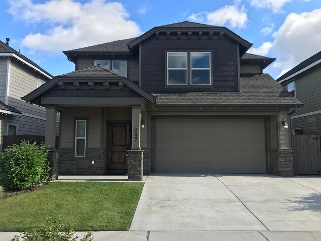 Building Photo - Large 3 Bedroom with Fenced Yard and Community Pool!