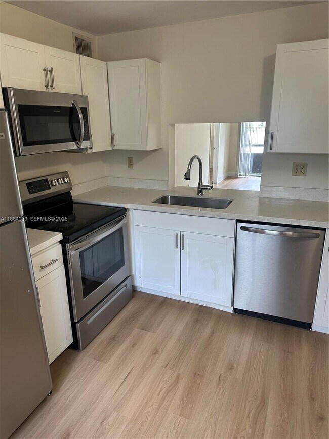 Building Photo - 130 NW 60th Ave Unit 1-2