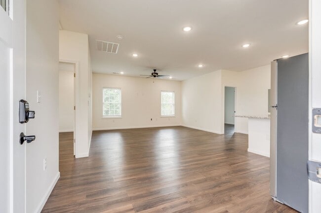 Building Photo - 2 bed/2bath apartment just off W. Market Street Unit #2