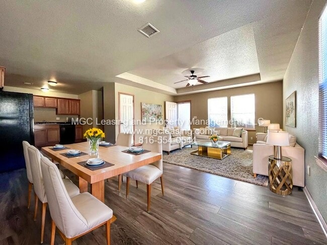 Building Photo - 119-123 SW Rock Garden St