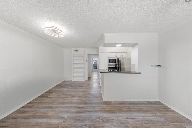 Building Photo - 2401 Manor Rd Unit 123