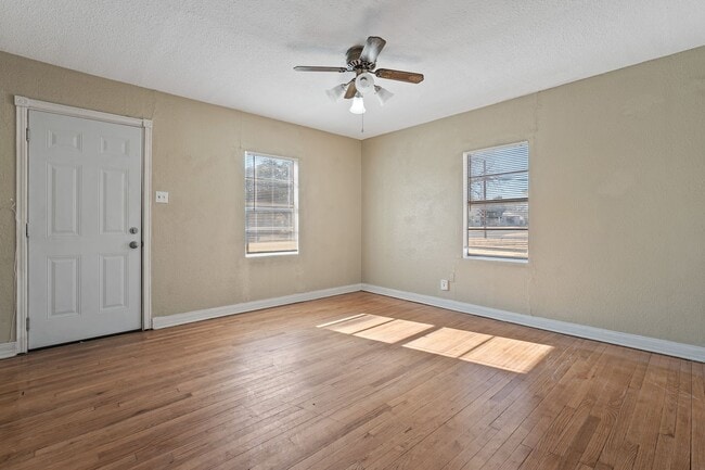 Photo - Great 2 bed 1 bath near Texas Tech and the Medical District now available.