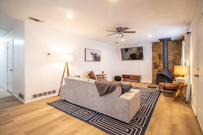 Building Photo - 3 bedroom 2 bathroom in Frenship!