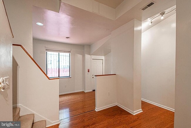 Building Photo - 619 S 19th St Unit 2 Rental