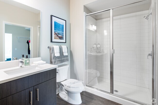 2HAB, 2BA - "O IN, 1049 ft²