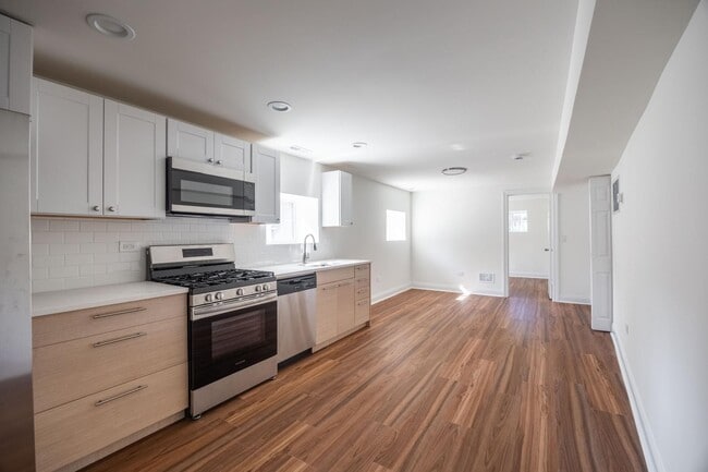 Photo - 3100 N Harding Ave Unit 2
