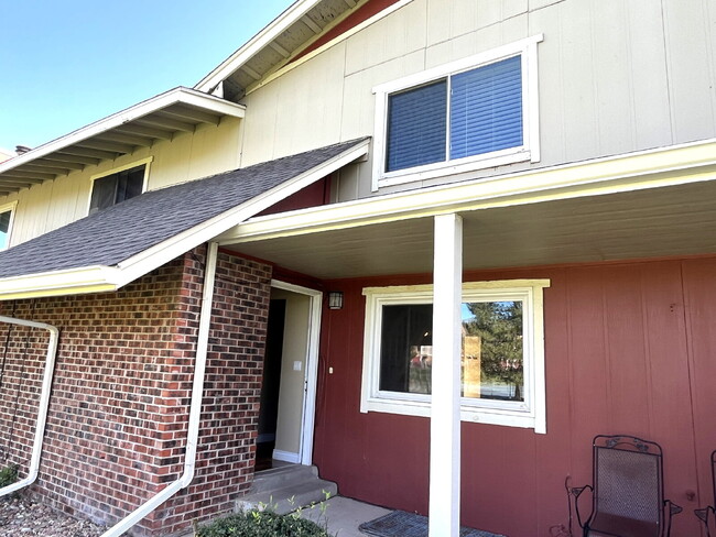 Building Photo - Charming 3 Bedroom Townhomes at Rockrimmon Unit D