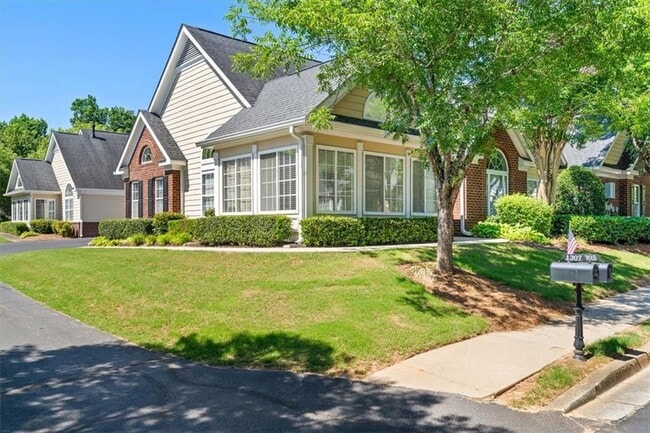 Photo - 1305 Village Ln