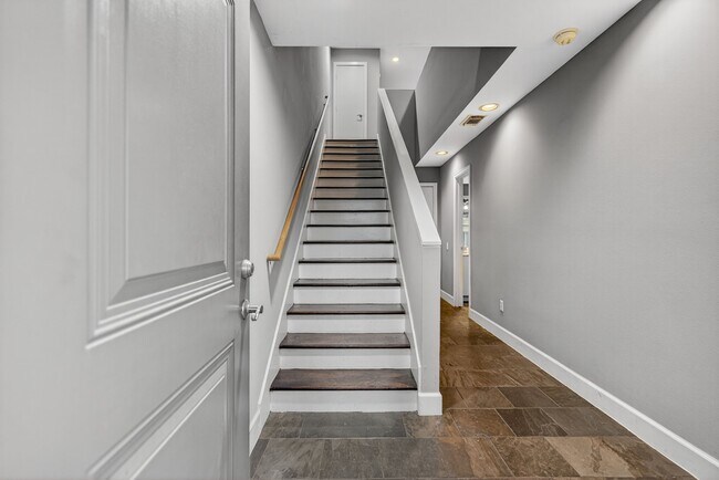 Photo - 706 Ruthven St