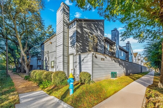 Building Photo - 2100 Commonwealth St Unit C