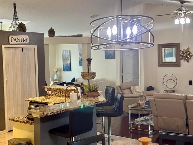 Photo - 981 SW McComkle Ave