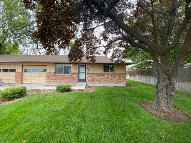 Building Photo - Cute Duplex Rental