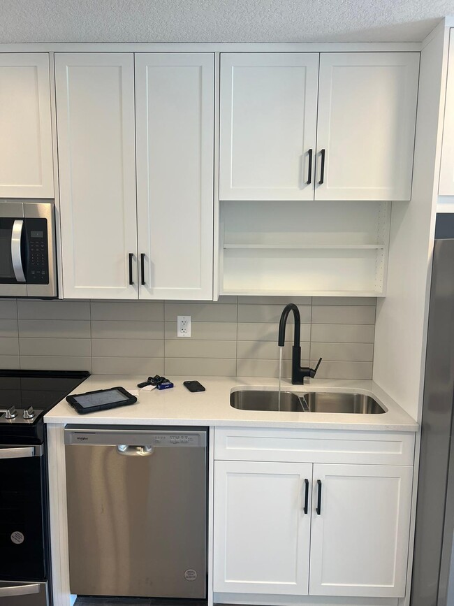 Photo - 350-2350 Livingston Common NE