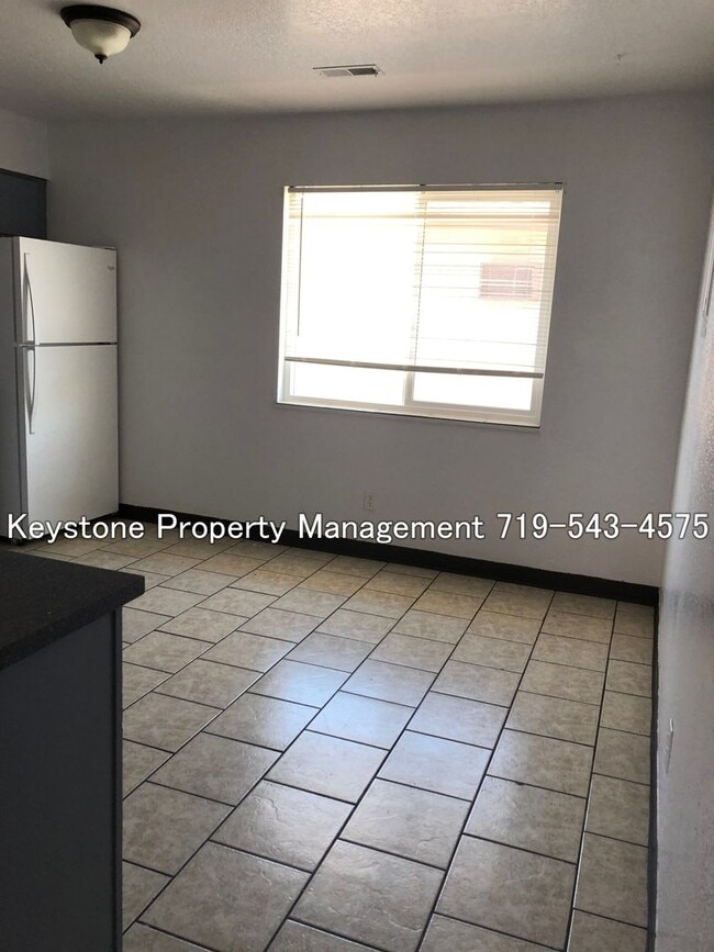 Photo - $525 OFF Move In Special! Well Maintained Apartment - Near CSUP 2 Bed/1 Bath $1050/$1050 Unidad #B