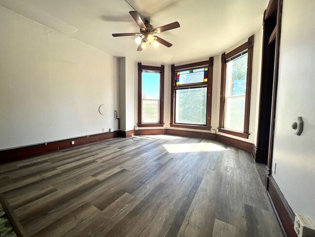 Building Photo - Light Filled Top Floor 1 Bedroom in Unbeatable Hip Strip Location! Unit B201