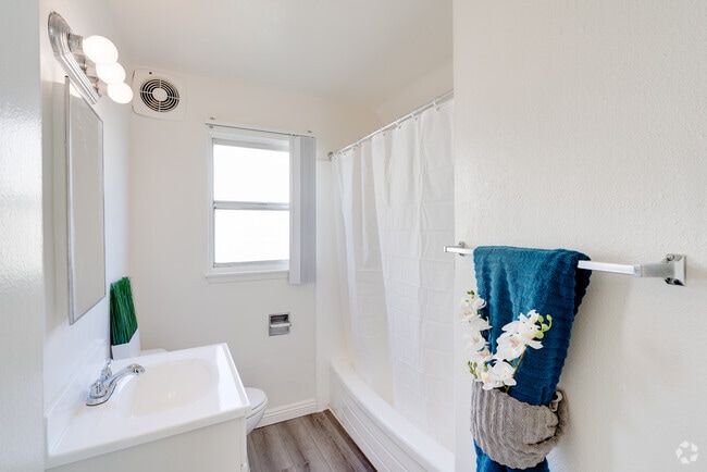 2BR, 1BA - 800SF