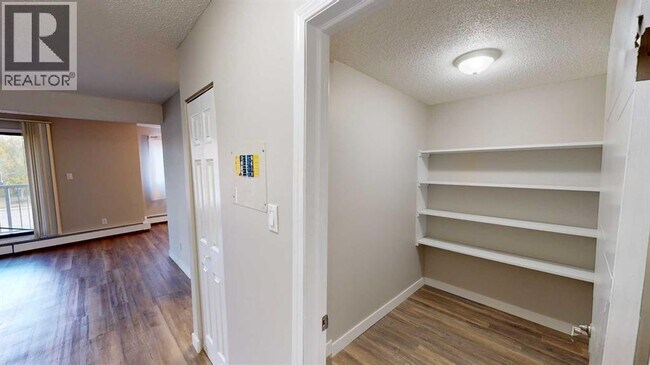 Photo - 10201-10108 108 Ave