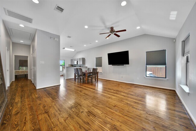 Photo - 2314 Carr St