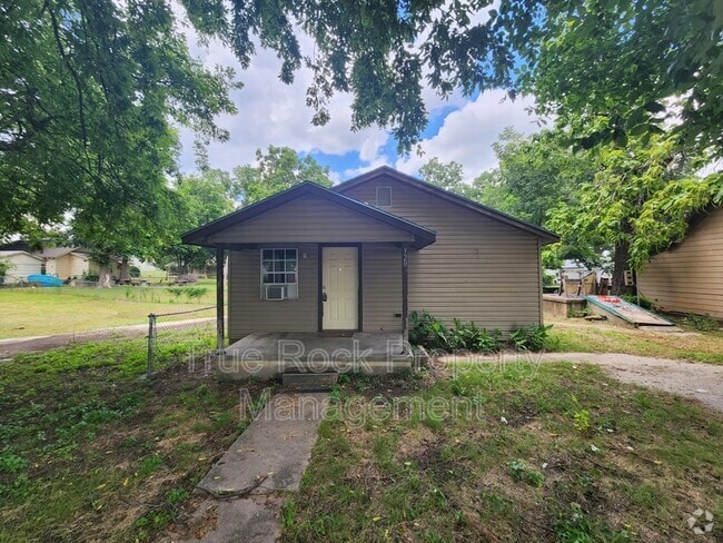 Building Photo - 320 W 8th St Rental