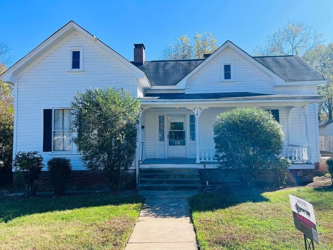 Building Photo - Charming home, gourmet kitchen, and large ...