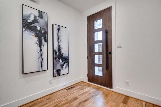 Photo - 3 Bed 3 Bath Townhome - Gated Community & Downtown Views! Lower Greenville area