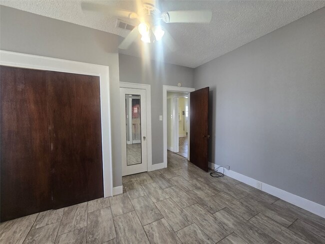 Photo - 3828 Ave S