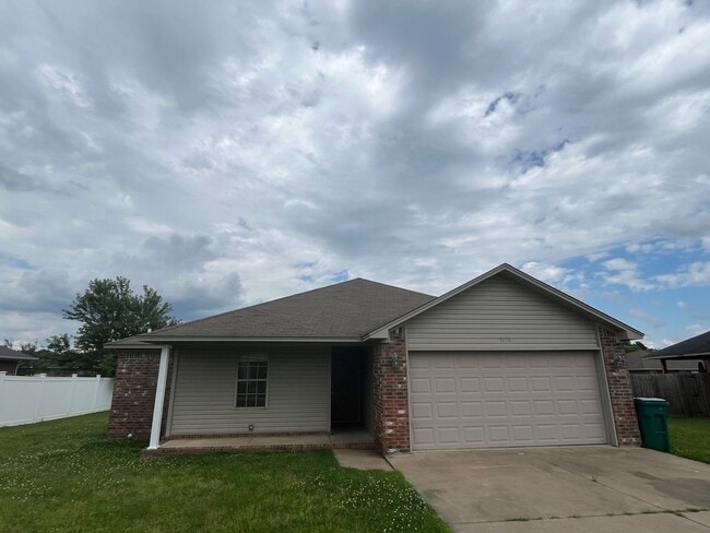 Building Photo - 1528 E 11th Cove