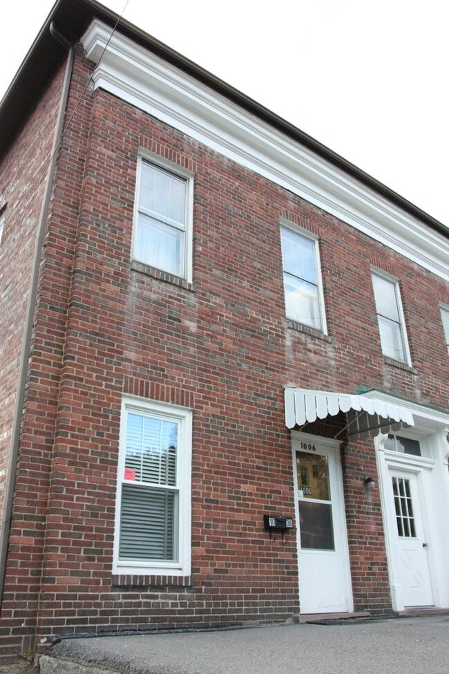 Front Entry - 1006 Center St Unit 1006