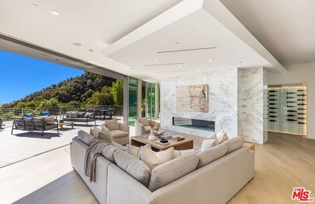 Photo - 1895 Rising Glen Rd