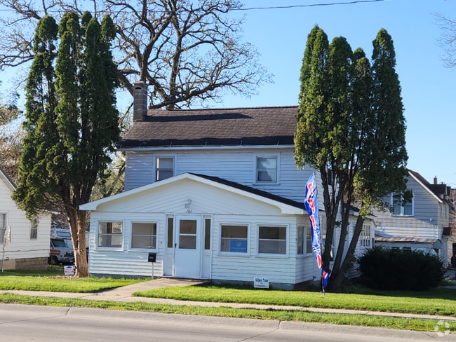 Building Photo - 701 1st St E Rental