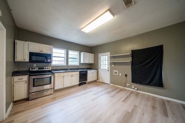 Photo - 807 Walnut St