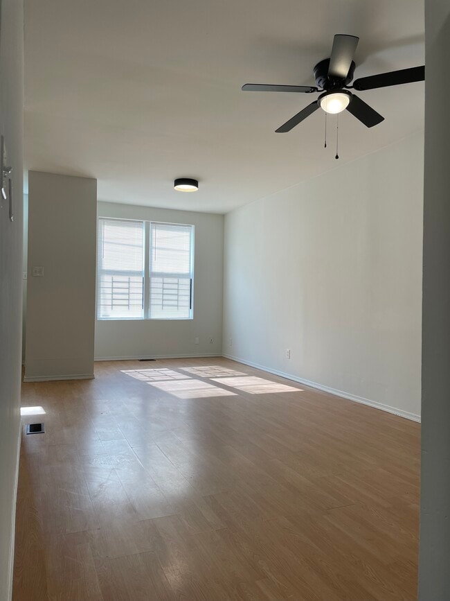 Bright living space - 904 N Carlisle St