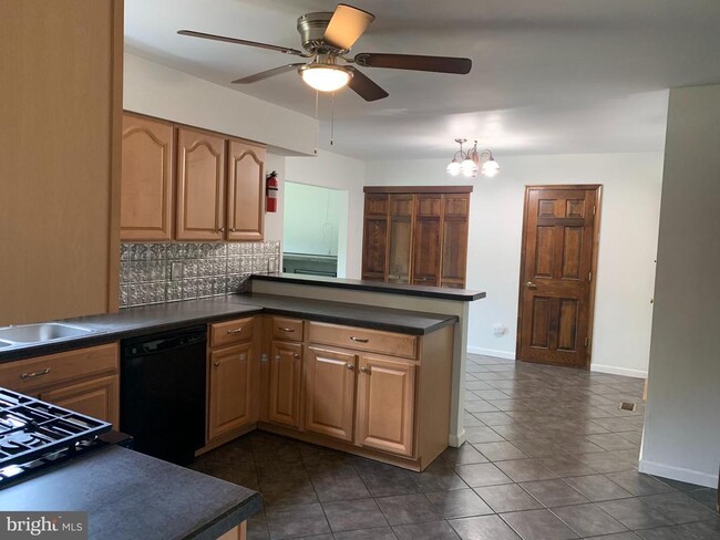 Photo - 402 Carpenter St