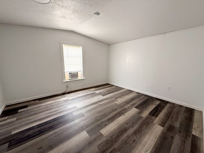 Photo - 1594 Dixon Rd