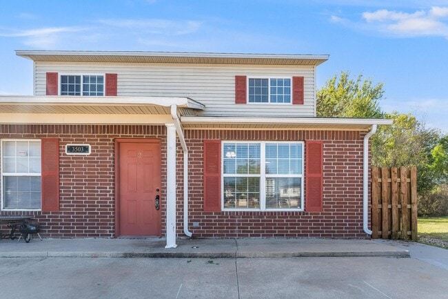 Building Photo - 3503 SW Victoria Pl Unit **OR**3503 SW Victoria Pl Apt 2