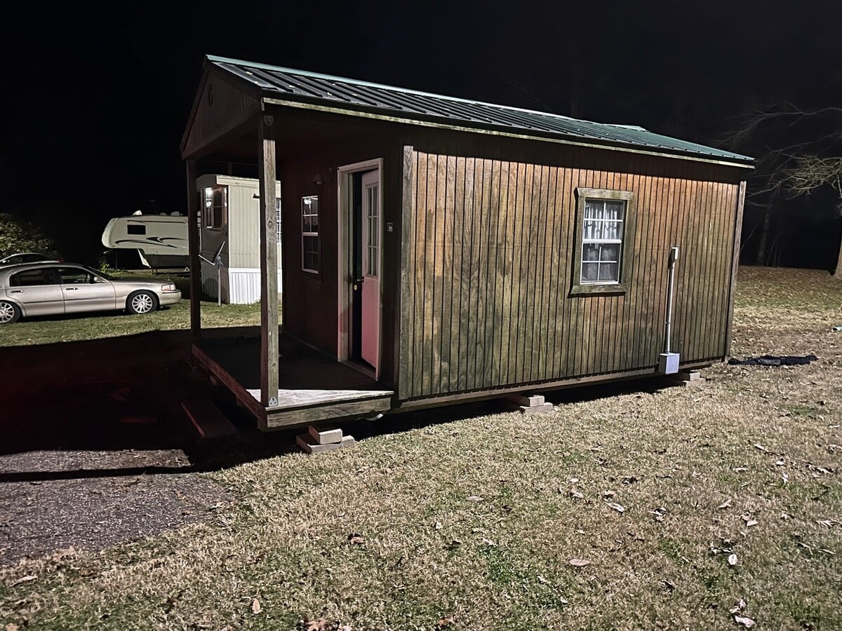 Photo - Charming 1-Bedroom Tiny Home Oasis in Longview – Perfect for Cozy Living!