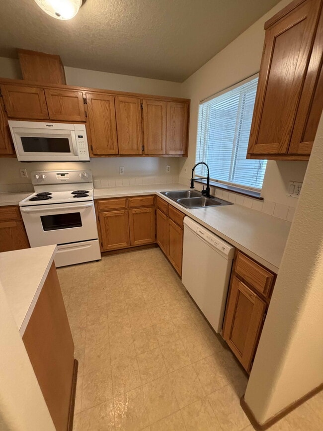 Photo - 3 Bedroom / 1.5 Bathroom Duplex Unit - Nearby Transportation, Milwaukie Marketplace and King Road... Unit 3456