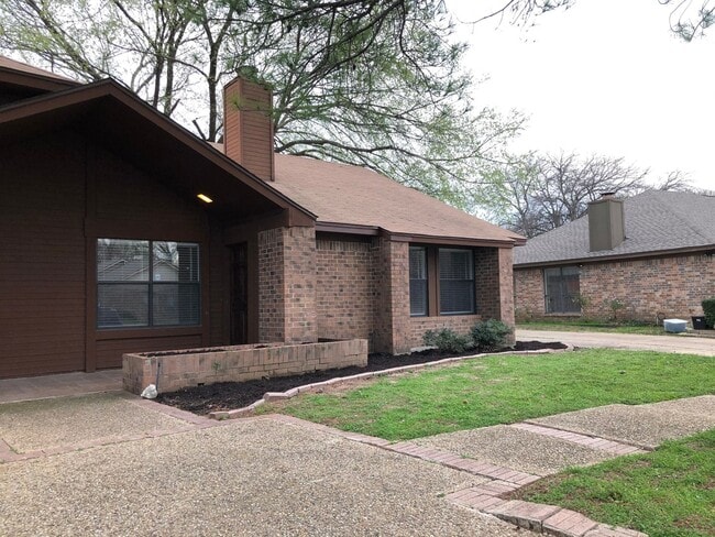 Building Photo - 208 E Denton Dr Unit 1