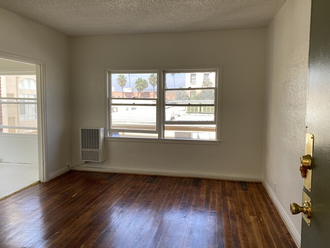 Bright and quiet - 545 S Hobart Blvd Apartments Unit 409