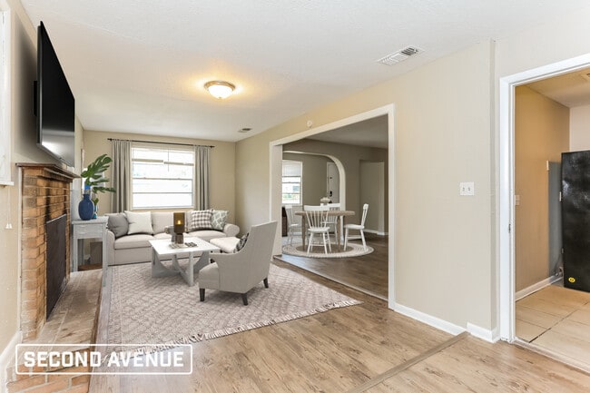 Photo - 5110 Dostie Dr S