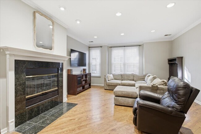 Photo - 2140 N Winchester Ave Unit 10