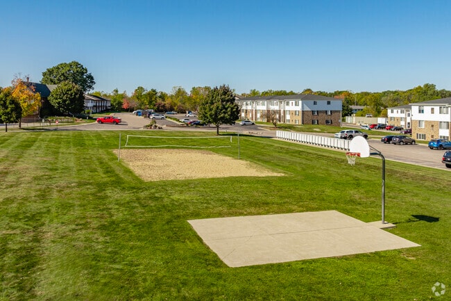 Canchas de voleibol y baloncesto - Residences at Grand Blanc Apartments - Grand Blanc, MI