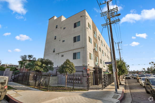 Building Photo - 1950 Normandie Ave Unit 304 Rental