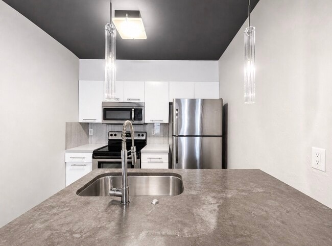 Photo - 915 NW 7th St